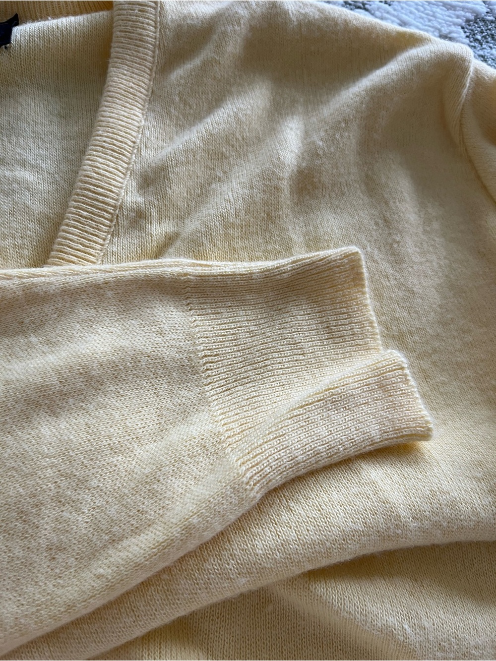Vtg Robert Bruce Men's Lightweight V-Neck Sweater in Soft Yellow large - Picture 6 of 6